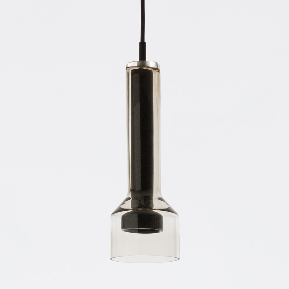 Lampada a sospensione Artemide Stablight: tubo cilindrico superiore in vetro fumé e diffusore a campana in vetro trasparente, sospesa da cavo nero