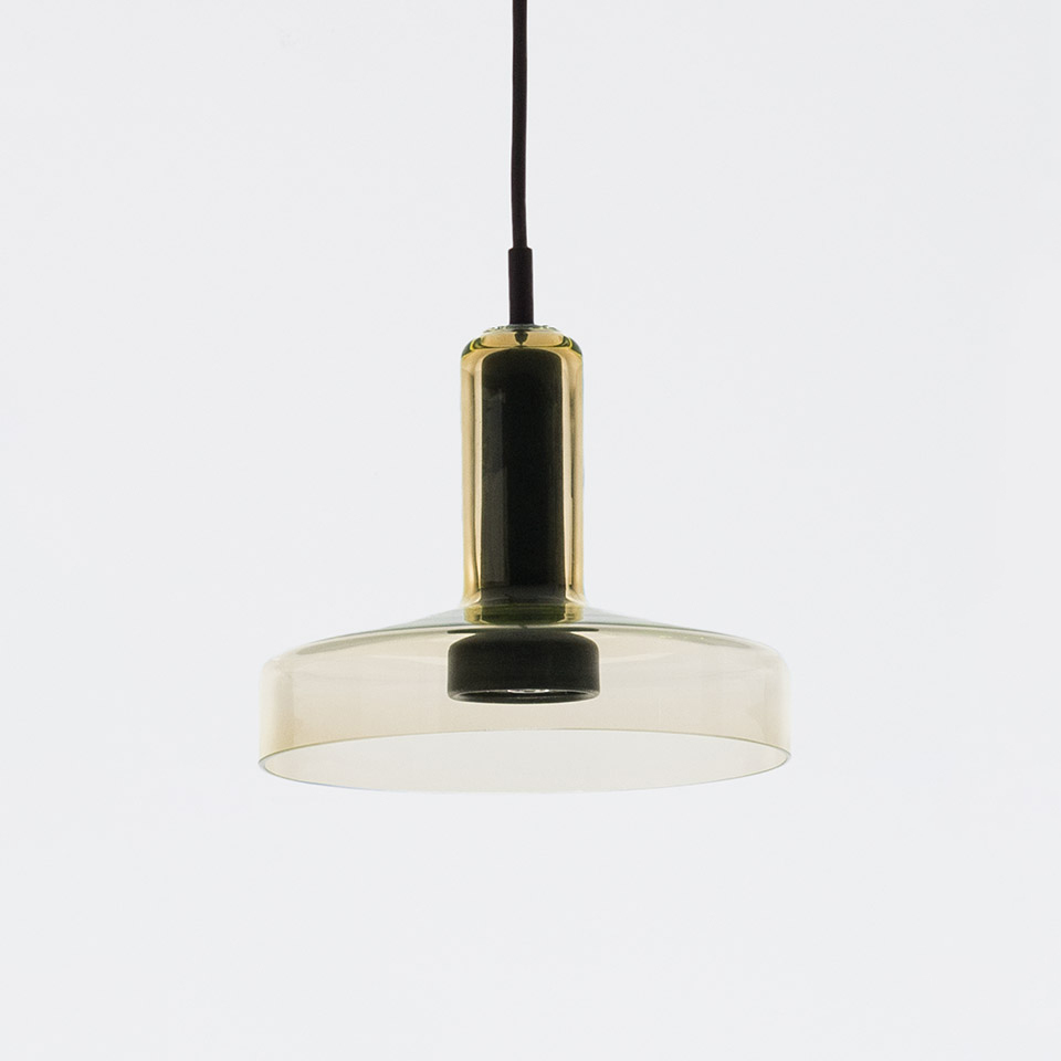Lampada a sospensione Artemide Stablight: stelo cilindrico in vetro fumé e diffusore a disco piatto in tinta ambra-verde, sospesa da cavo nero