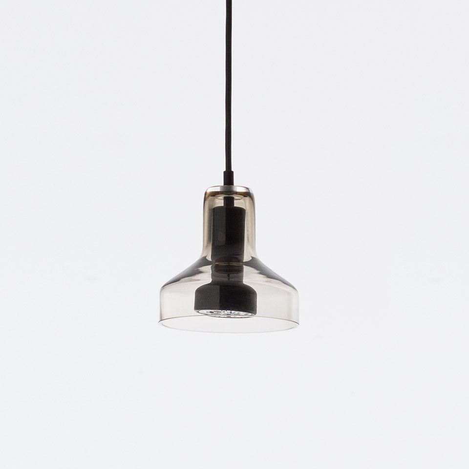 Lampada a sospensione Artemide Stablight con paralume in vetro fumé, portalampada in metallo nero e sorgente LED, appesa a un cavo nero