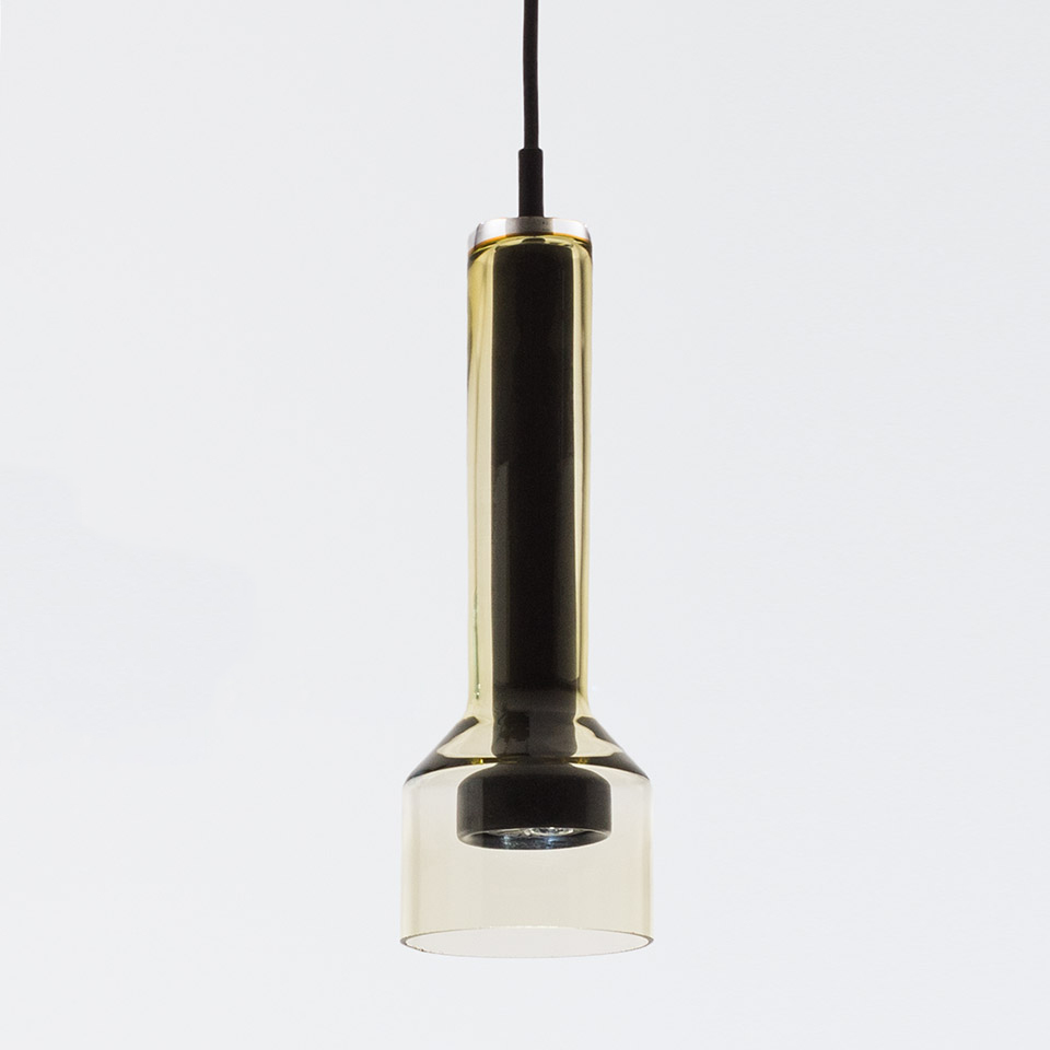 Lampada a sospensione Artemide Stablight: alto tubo cilindrico in vetro ambrato sopra un diffusore cilindrico largo, sospesa da cavo nero