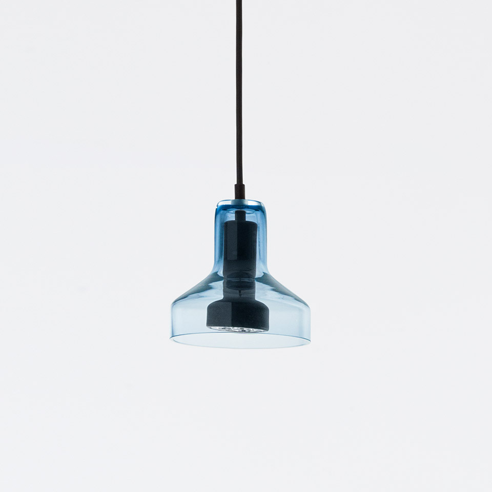 Lampada a sospensione Artemide Stablight con paralume in vetro blu trasparente e portalampada in metallo nero, appesa a un cavo nero