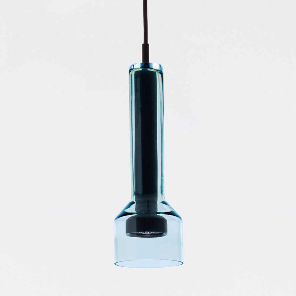 Lampada a sospensione Artemide Stablight: corpo cilindrico in vetro blu-turchese con base a coppa, sospesa da cavo nero