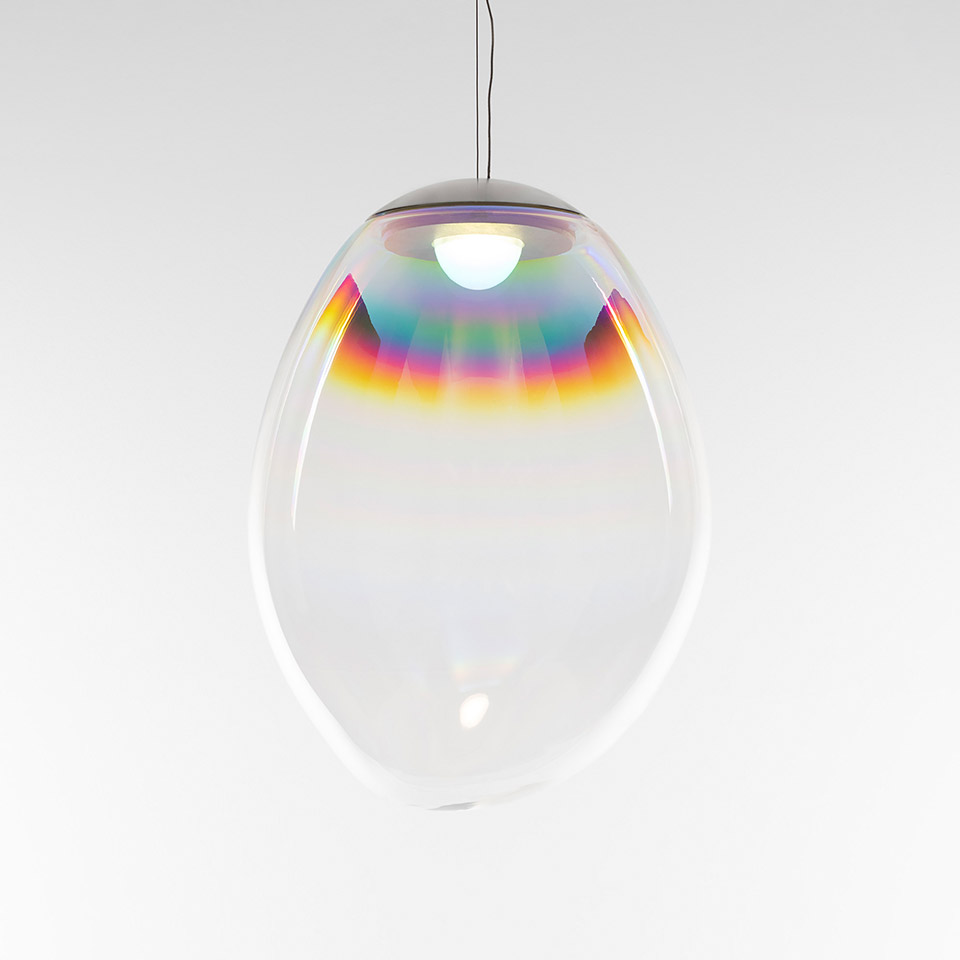 Lampada a sospensione Artemide Stellar Nebula: diffusore ovale in vetro trasparente con banda iridescente arcobaleno e sorgente LED su cavo in acciaio