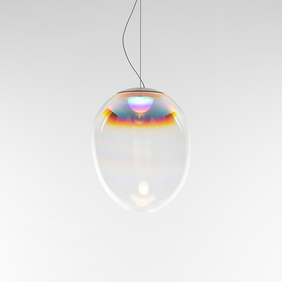 Lampada a sospensione Artemide Stellar Nebula: diffusore ovale in vetro trasparente con rivestimento iridescente multicolore, sospesa da cavo nero