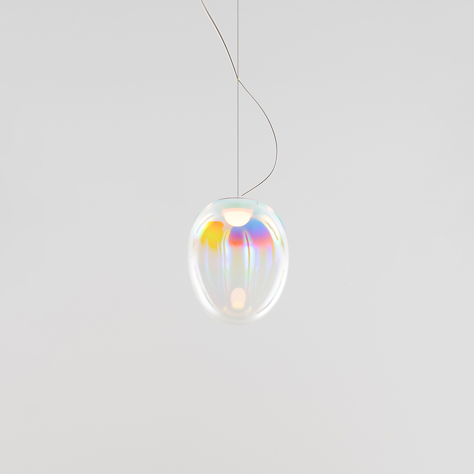 Lampada a sospensione Artemide Stellar Nebula: diffusore in vetro ovale iridescente con riflessi arcobaleno, sospesa da un sottile cavo