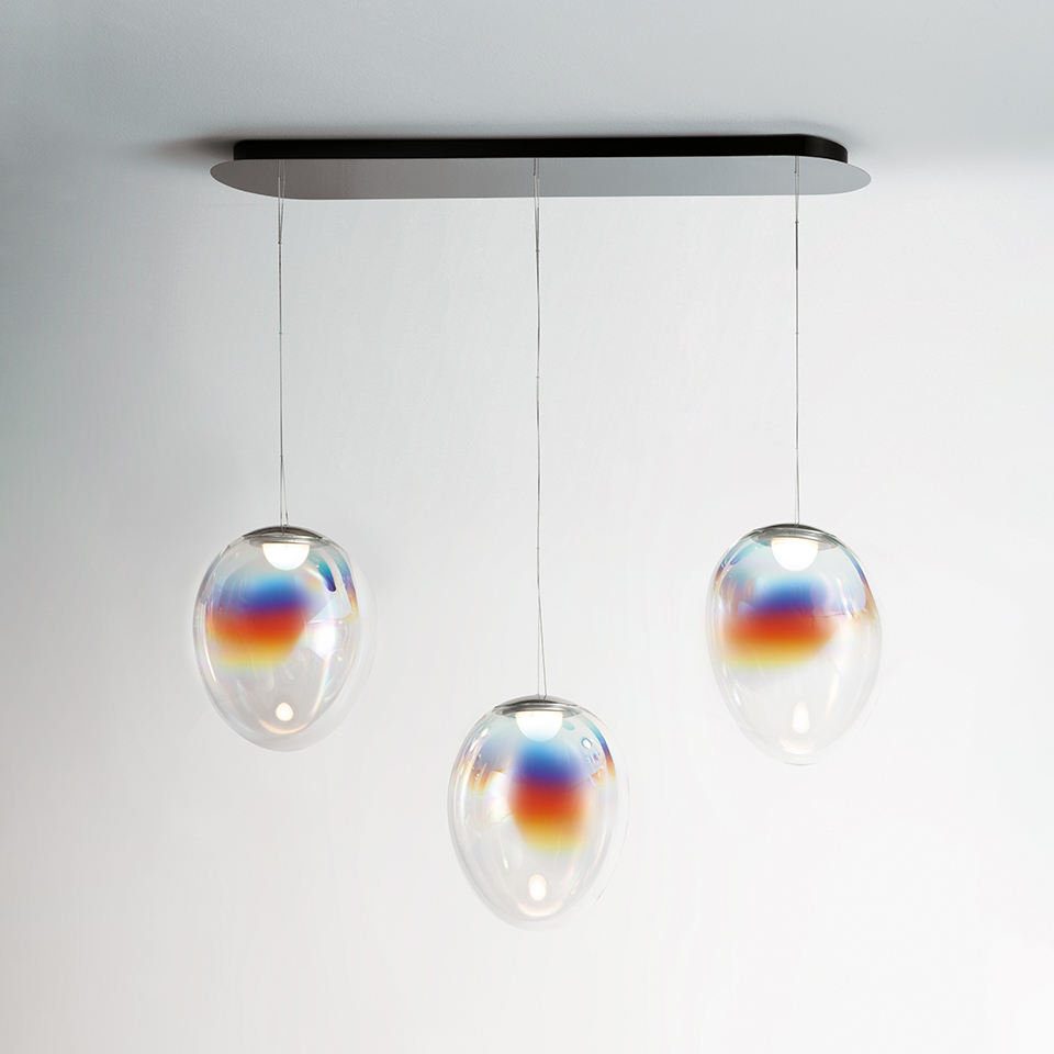 Artemide Stellar Nebula: tre lampade a sospensione in vetro ovale iridescente con riflessi arcobaleno, sospese da una rosetta nera allungata