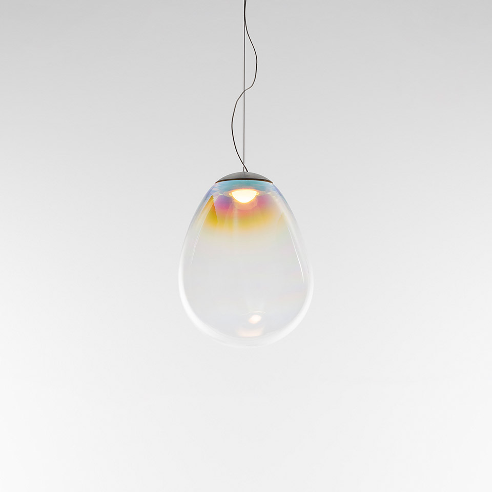 Lampada a sospensione Artemide Stellar Nebula: diffusore in vetro trasparente a goccia con riflessi iridescenti rosa e gialli, sospesa da cavo nero