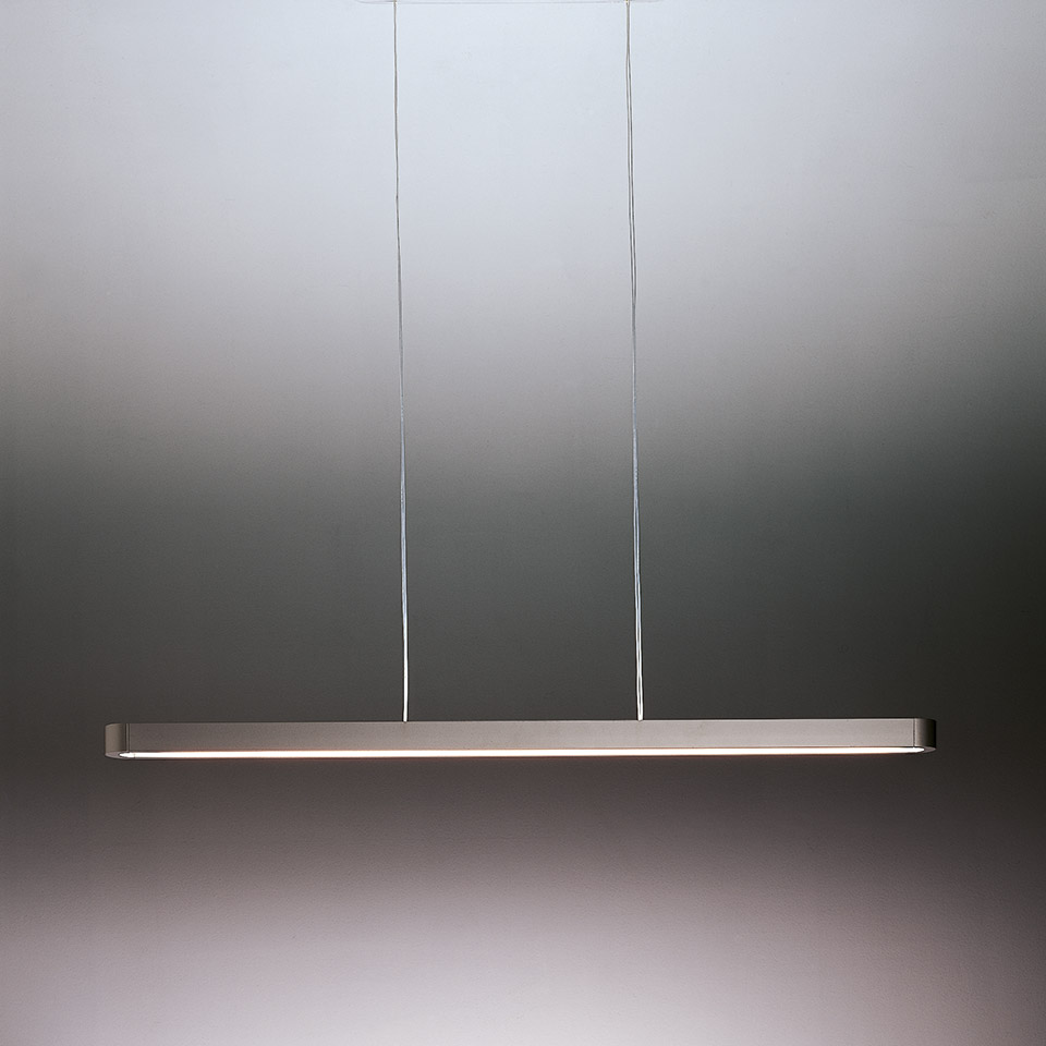 Lampada a sospensione Talo di Artemide: sottile barra orizzontale in alluminio con luce diffusa, appesa da due sottili cavi