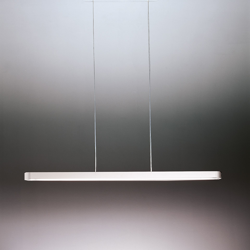 Lampada a sospensione Talo di Artemide: sottile diffusore rettangolare bianco sospeso da due cavi sottili, con luce lineare uniforme