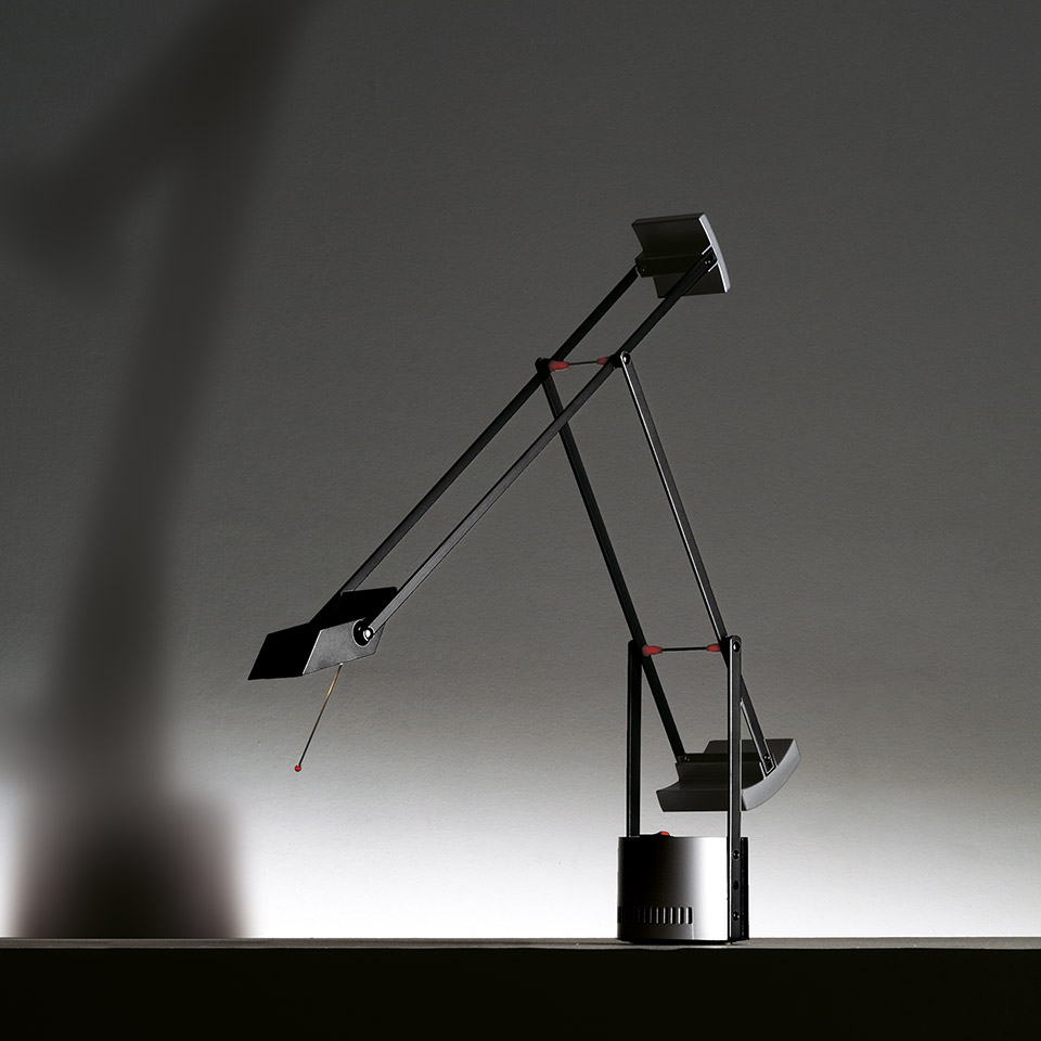 Lampada da tavolo Artemide Tizio nera, con iconici bracci articolati controbilanciati e giunti rossi su base cilindrica
