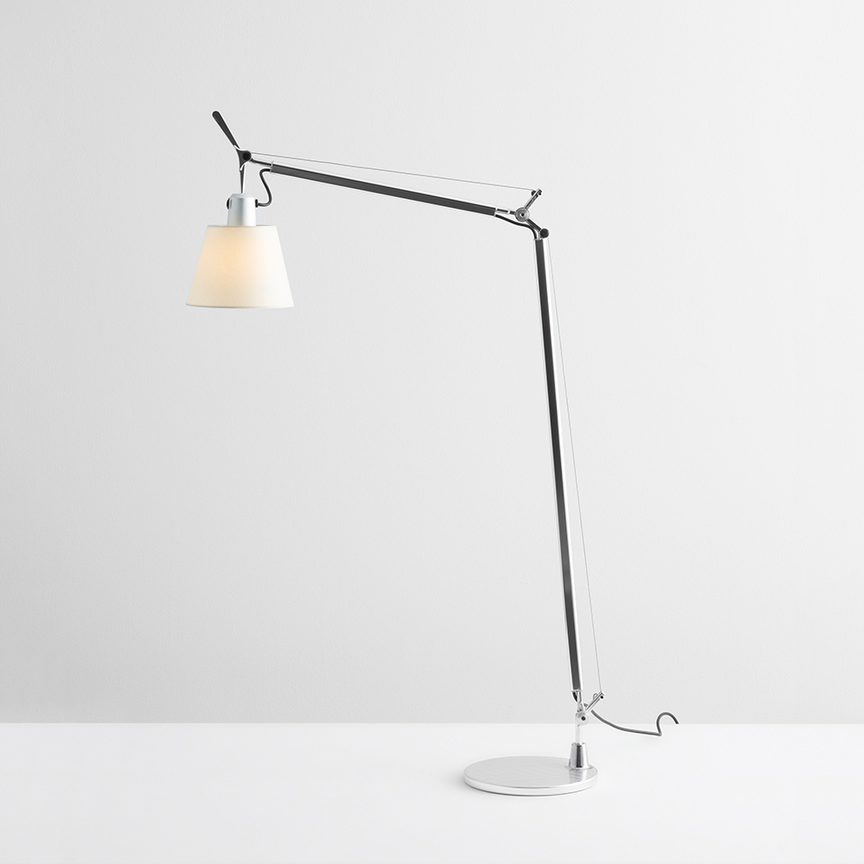Lampada da terra Artemide Tolomeo Basculante Reading: braccio in alluminio regolabile, paralume conico bianco, base circolare, design minimalista