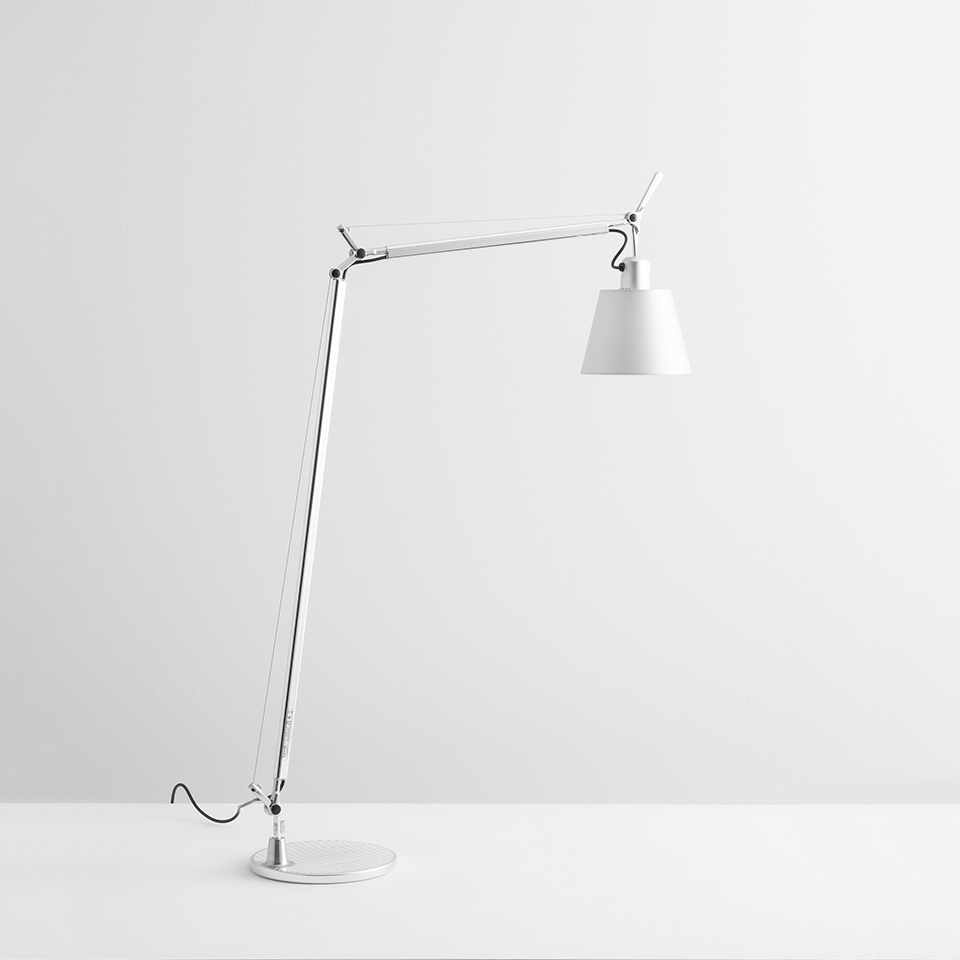 Lampada da terra Artemide Tolomeo Basculante: braccio in alluminio regolabile con paralume conico bianco su base circolare