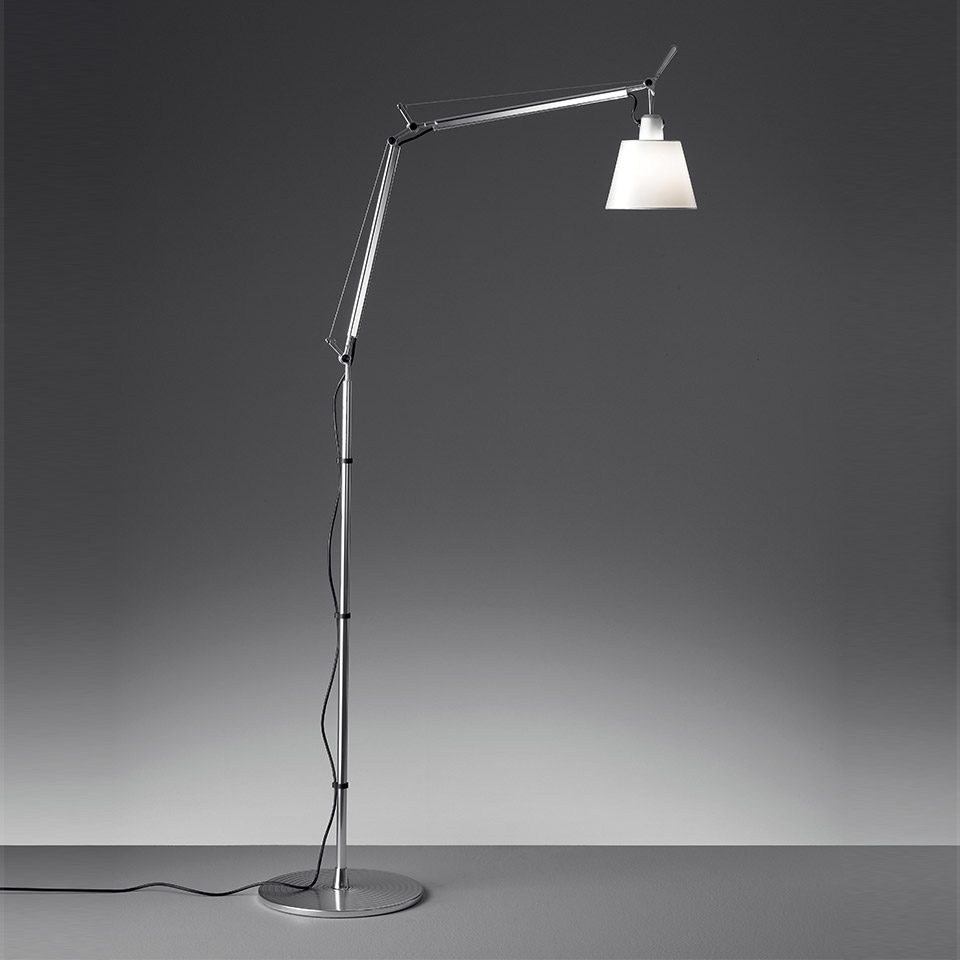 Lampada da terra Artemide Tolomeo Basculante Terra con braccio in alluminio regolabile e paralume conico in tessuto bianco su base circolare