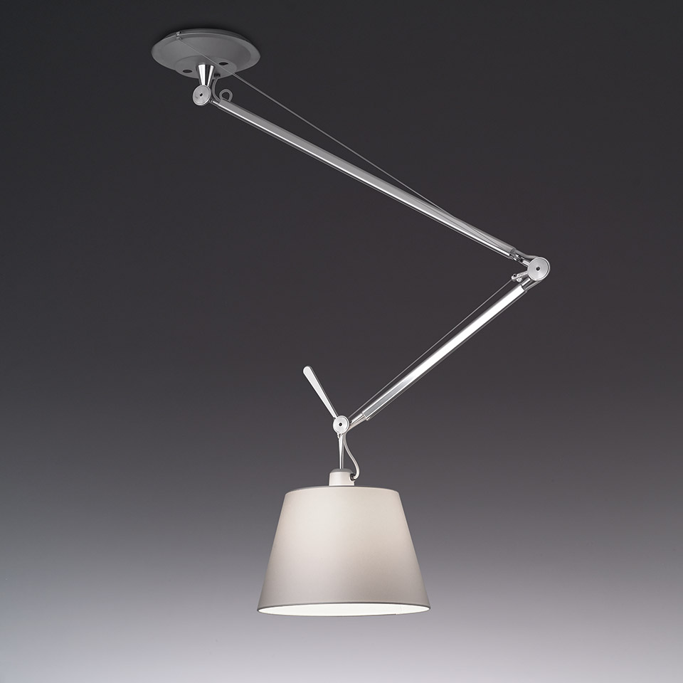 Artemide Tolomeo Decentrata Sospensione: lampada da soffitto regolabile con braccio articolato in alluminio e paralume conico in pergamena