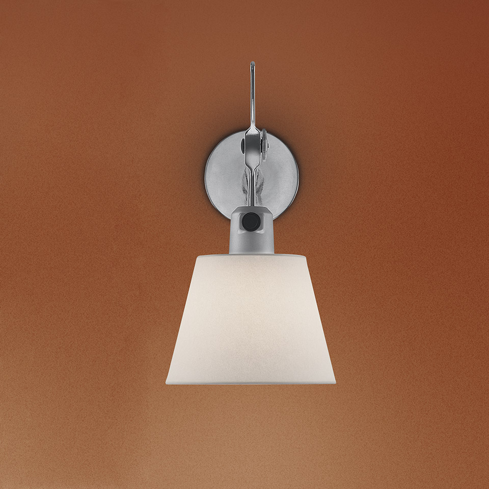 Lampada da parete Artemide Tolomeo Parete con paralume conico in tessuto bianco, braccio e supporto circolare a parete in cromo lucido