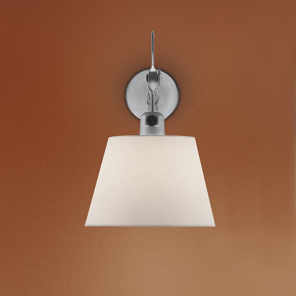 Lampada da parete Artemide Tolomeo Parete con paralume conico in tessuto bianco e supporto a parete circolare in cromo lucido