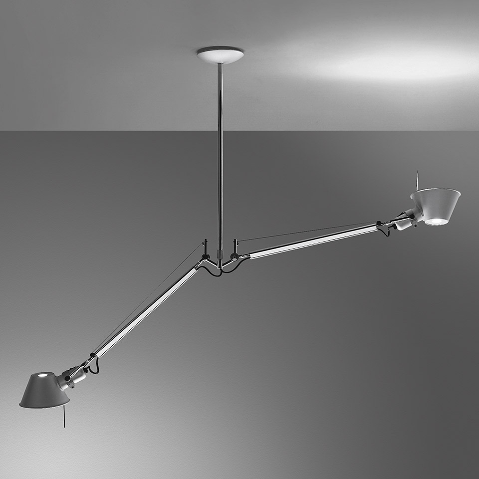 Artemide Tolomeo Due Bracci Sospensione: lampada a soffitto a doppio braccio regolabile con due paralumi conici su bracci articolati in alluminio