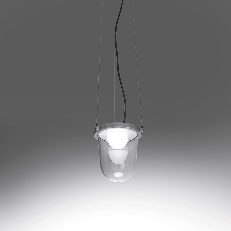 Lampada a sospensione Artemide Tolomeo Outdoor: diffusore a campana in vetro trasparente con globo interno opalino, sospesa da sottili cavi e cavo nero