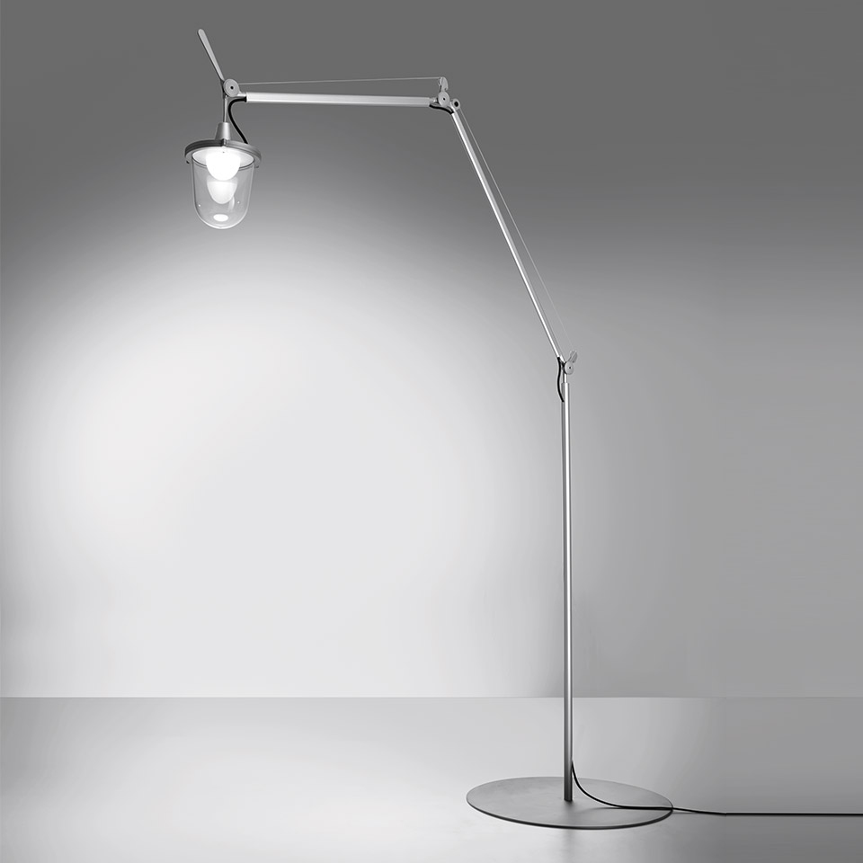 Lampada da terra Artemide Tolomeo Lampione Outdoor: braccio in alluminio regolabile con diffusore a lanterna su base circolare, finitura argento