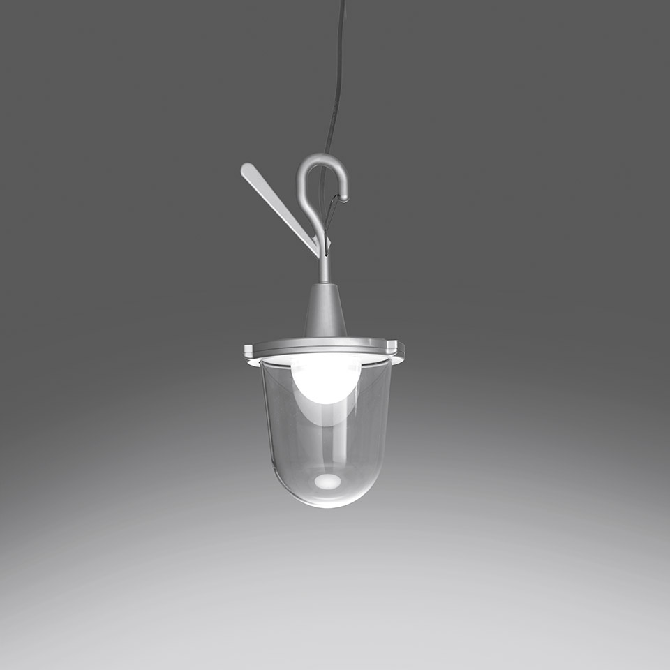 Lampada a sospensione Artemide Tolomeo Lampione Outdoor: paralume a campana in vetro trasparente con sommità in alluminio, gancio di sospensione e bulbo a globo a vista