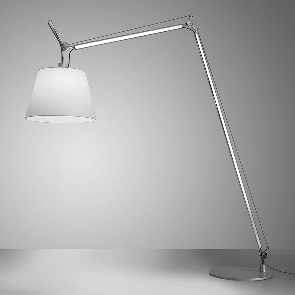 Lampada da terra Artemide Tolomeo Maxi con braccio in alluminio regolabile e ampio paralume conico bianco su base rotonda
