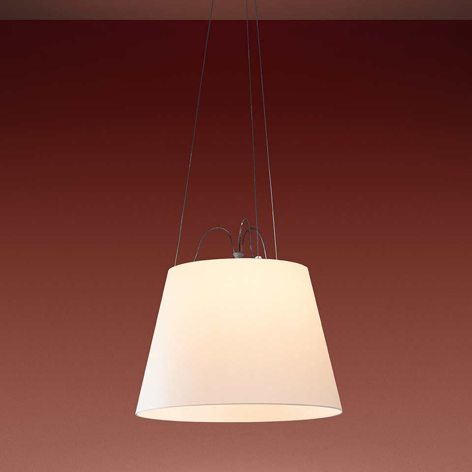 Lampada a sospensione Artemide Tolomeo Mega Sospensione con ampio paralume in tessuto bianco sospeso da sottili cavi su sfondo rosso scuro