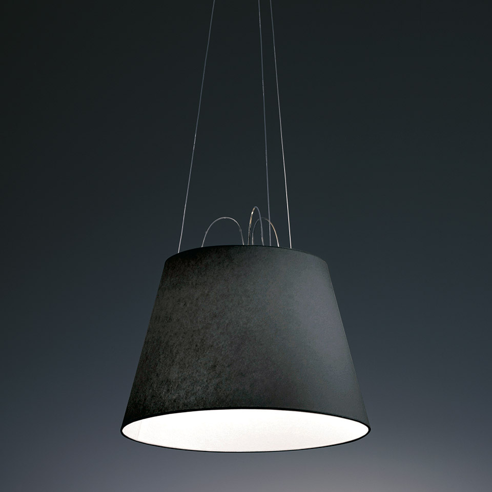 Lampada a sospensione Artemide Tolomeo Mega Sospensione con paralume conico scuro e diffusore interno bianco, sospesa da sottili cavi in acciaio