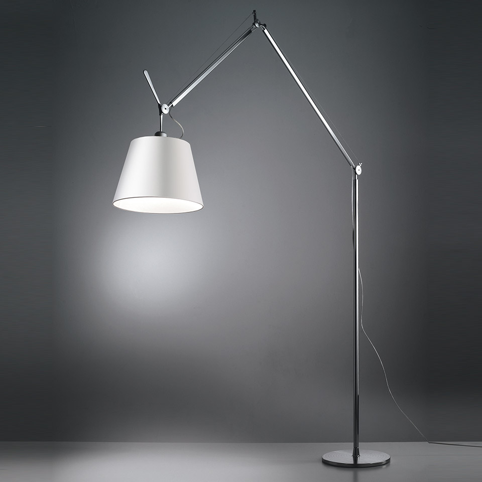 Lampada da terra Artemide Tolomeo Mega Terra con braccio articolato in alluminio lucido e ampio paralume in tessuto bianco su base rotonda