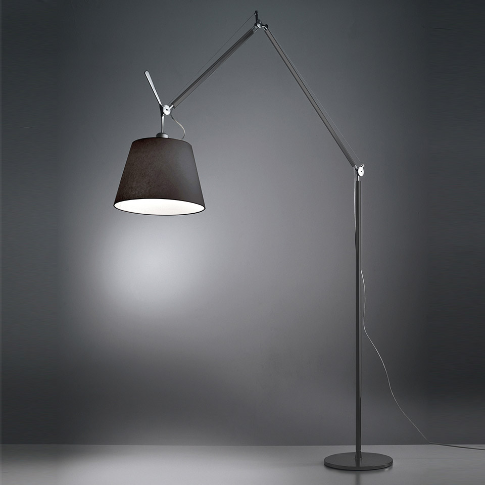 Lampada da terra Artemide Tolomeo Mega Terra con bracci in alluminio regolabili, grande paralume conico scuro e base rotonda pesante