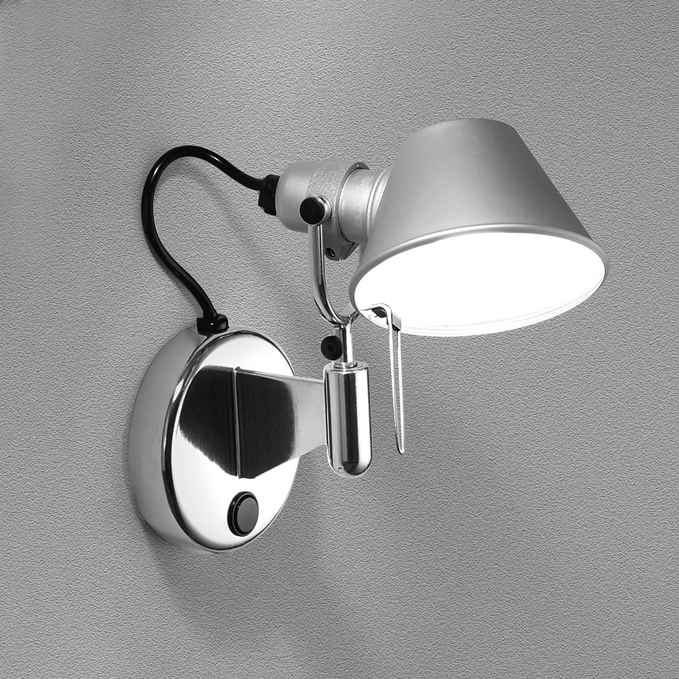 Lampada da parete Artemide Tolomeo Micro Faretto in alluminio con paralume conico orientabile, braccio flessibile nero e rosone a parete in cromo lucido