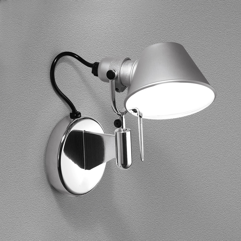Applique Artemide Tolomeo Micro Faretto in alluminio con paralume conico orientabile, braccio flessibile nero e rosone a parete lucido