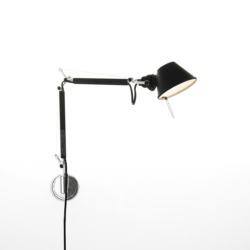 Lampada da parete Artemide Tolomeo Micro Parete nera, con braccio articolato regolabile e piccolo paralume conico, montata su staffa a muro cromata