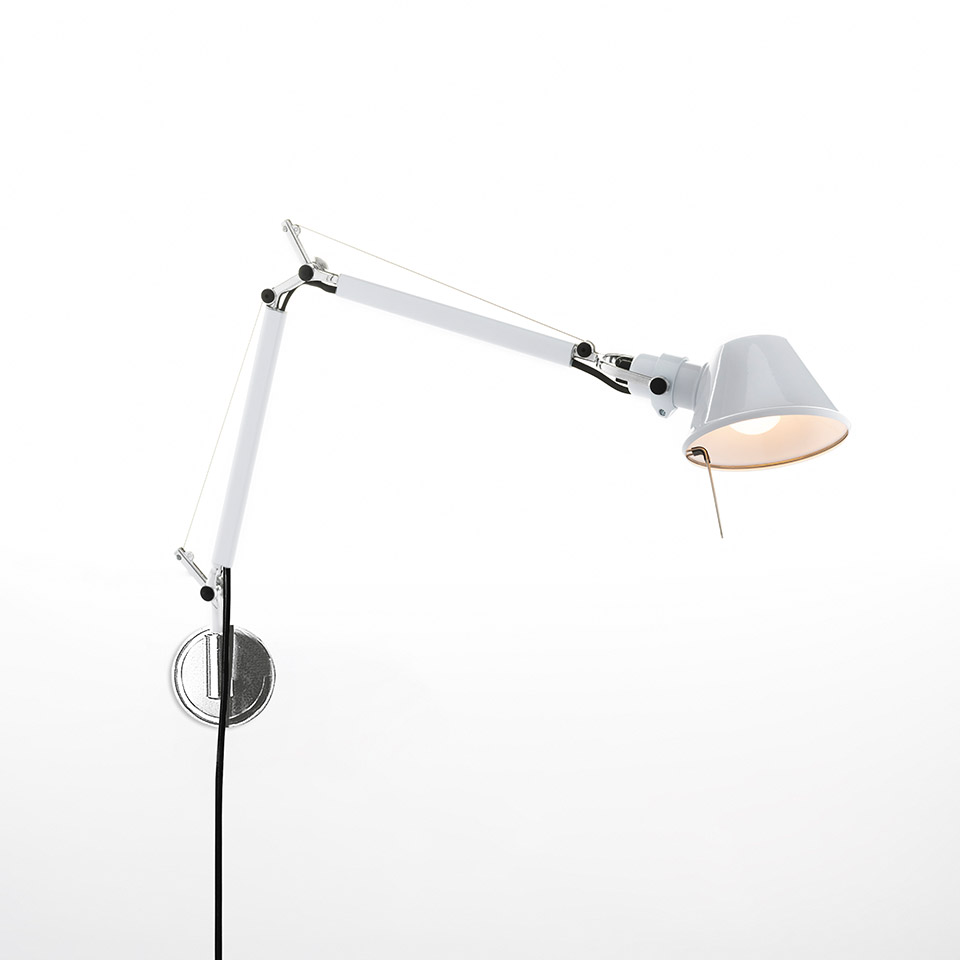 Lampada da parete Artemide Tolomeo Micro Parete bianca, con braccio articolato regolabile e paralume conico, montata su staffa a muro cromata