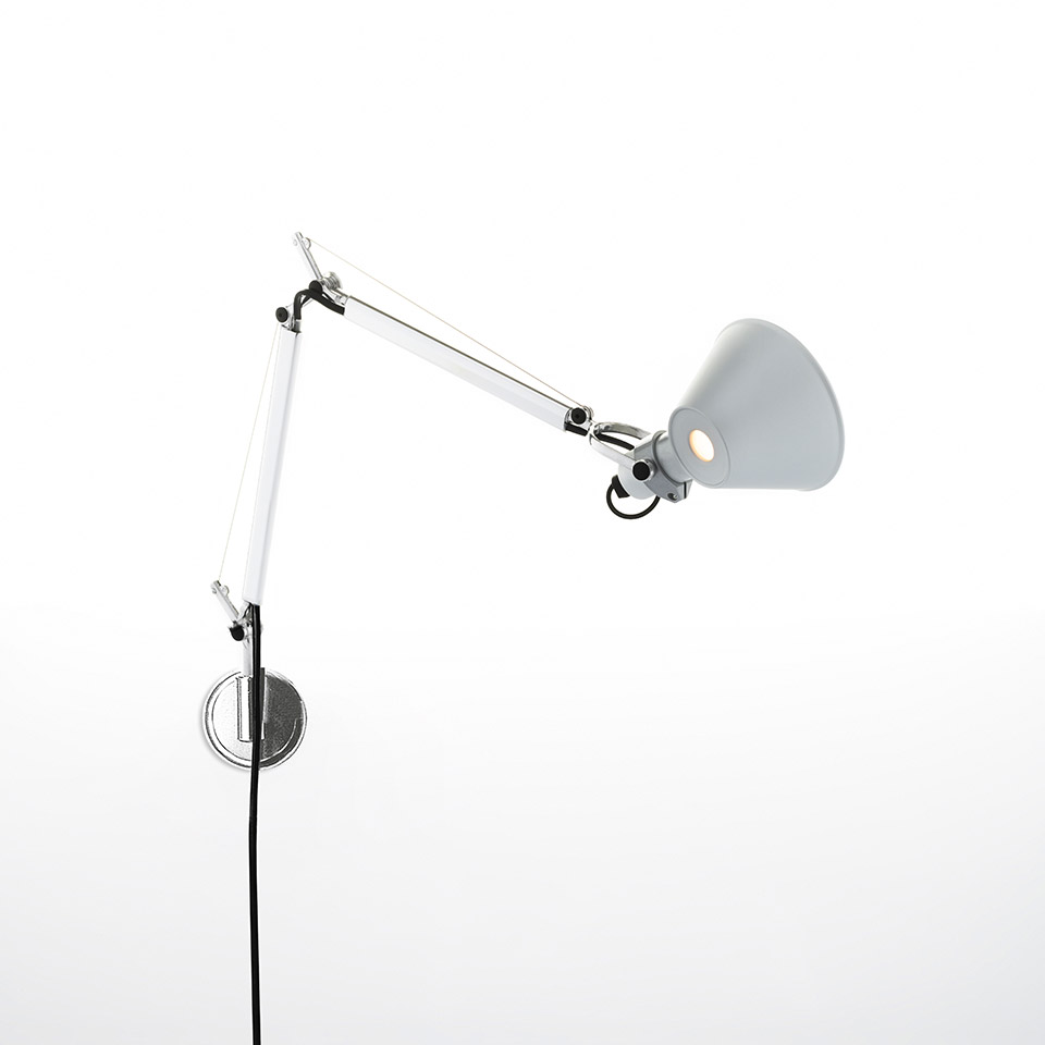 Lampada da parete Artemide Tolomeo Micro Parete in alluminio con doppio braccio regolabile, paralume conico e supporto rotondo a muro