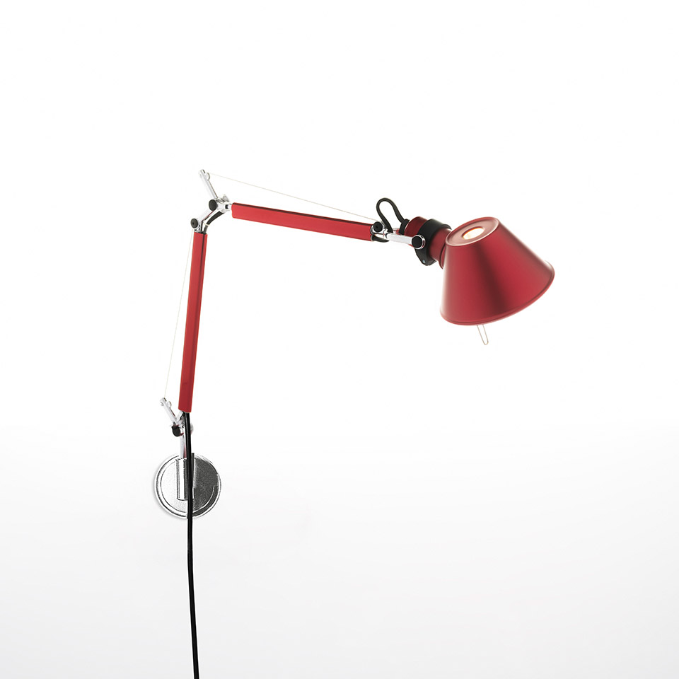 Lampada da parete Artemide Tolomeo Micro Parete in rosso, con bracci articolati in alluminio, paralume conico e staffa a muro cromata
