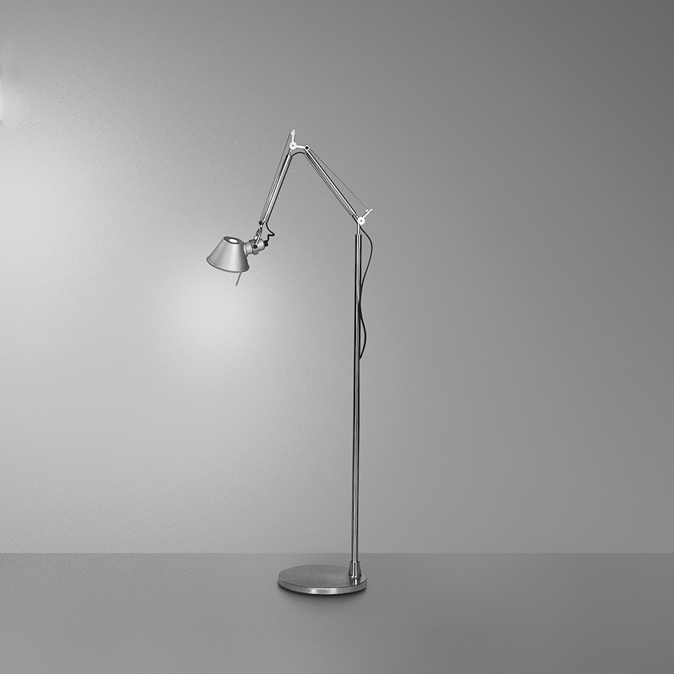 Lampada da terra Artemide Tolomeo Micro Terra in alluminio lucido con braccio articolato, piccolo paralume conico e base circolare