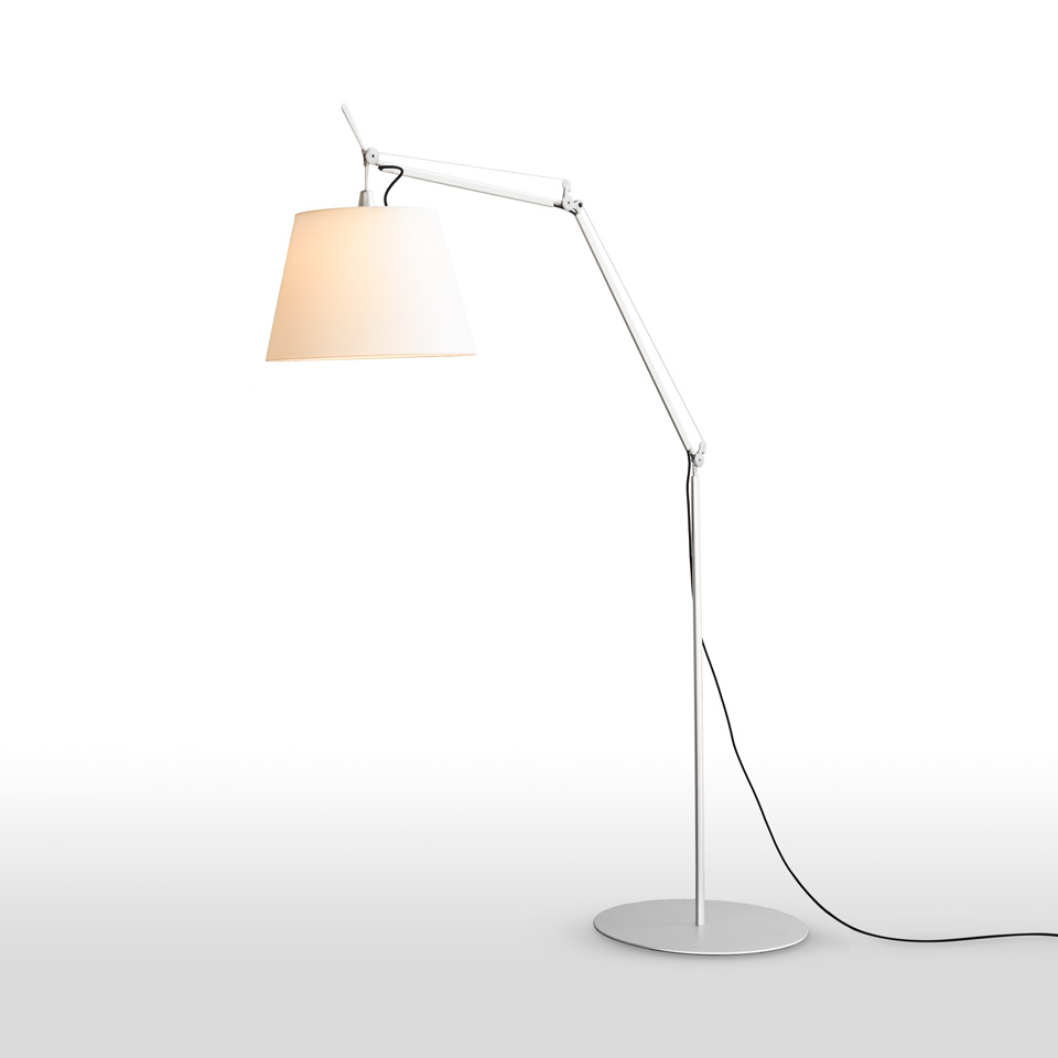 Lampada da terra Artemide Tolomeo Paralume Outdoor: braccio articolato regolabile bianco, paralume conico in tessuto, base rotonda, cavo nero