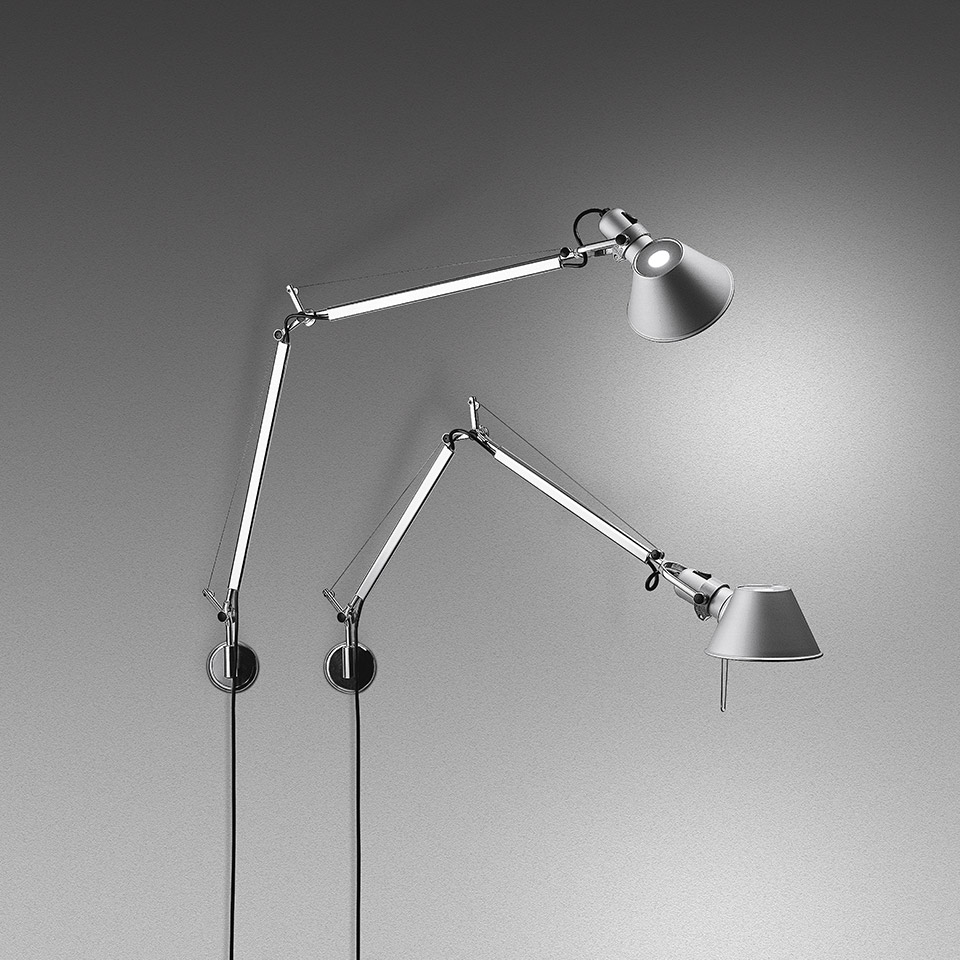 Due lampade da parete Artemide Tolomeo Parete in alluminio con bracci articolati regolabili e paralumi conici, una accesa