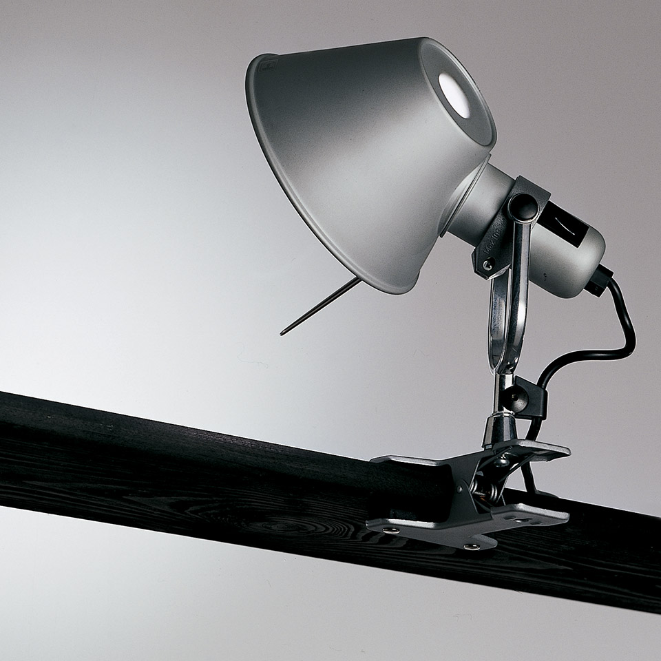 Lampada a morsetto Artemide Tolomeo Pinza in alluminio, con paralume conico e braccio regolabile, fissata su una trave in legno scuro