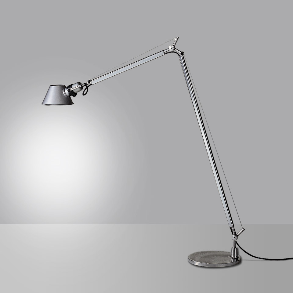 Lampada da terra Artemide Tolomeo Terra in alluminio lucidato con doppio braccio regolabile e paralume conico, luce concentrata
