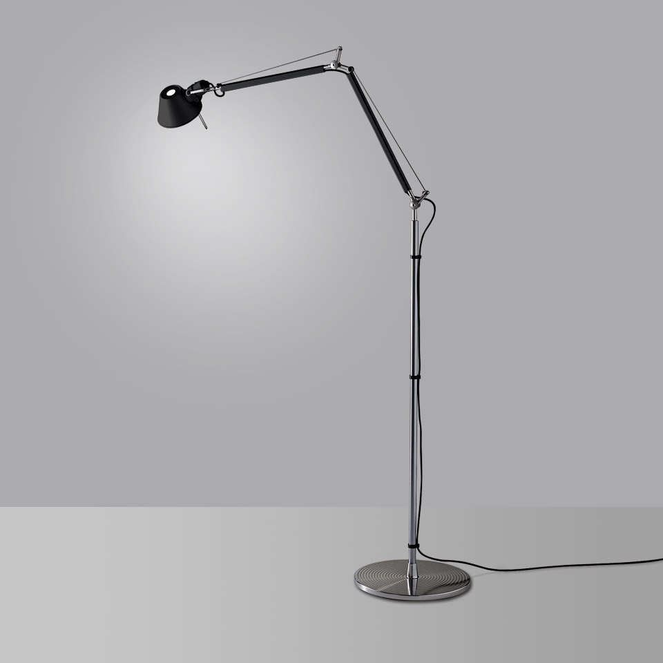 Lampada da terra Artemide Tolomeo in nero e cromo, con braccio articolato regolabile, piccolo paralume direzionale e base rotonda pesante