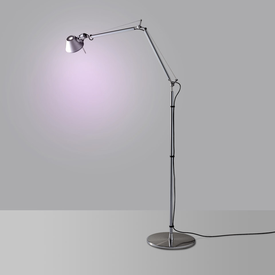 Lampada da terra Artemide Tolomeo Terra in alluminio lucidato con braccio articolato regolabile e base rotonda pesante
