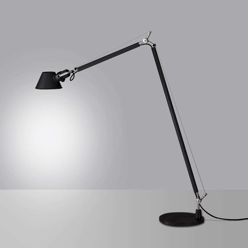 Lampada da terra Artemide Tolomeo Terra nera, con braccio articolato regolabile con cavi di tensione e paralume conico su base rotonda