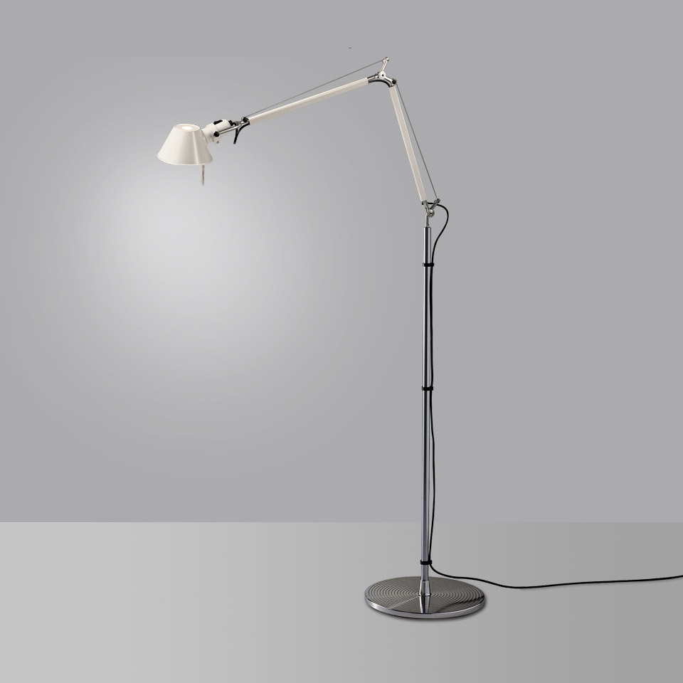 Lampada da terra Artemide Tolomeo Terra con braccio articolato regolabile, paralume conico bianco e base circolare in cromo lucido