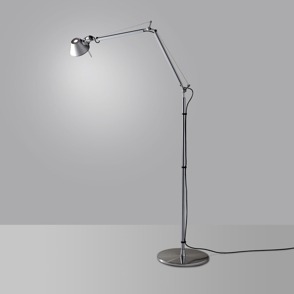 Lampada da terra Artemide Tolomeo in alluminio lucidato con braccio articolato regolabile, paralume conico e base circolare pesante