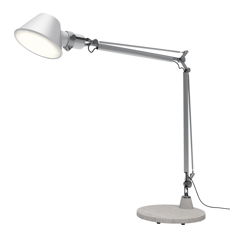 Lampada da tavolo Artemide Tolomeo XXL Outdoor: doppio braccio regolabile in alluminio, paralume conico bianco, base circolare effetto pietra