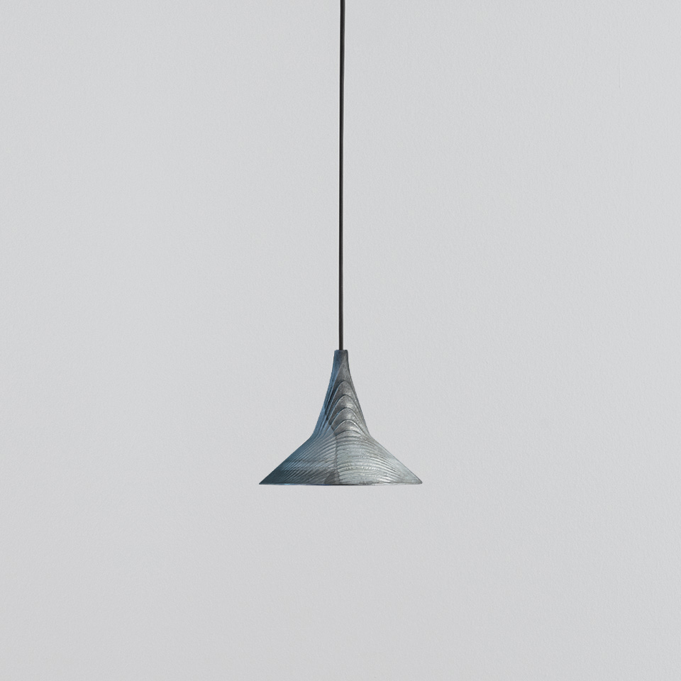 Lampada a sospensione Artemide Turn Around con paralume conico blu-grigio a texture con motivo a spirale, sospesa su cavo nero