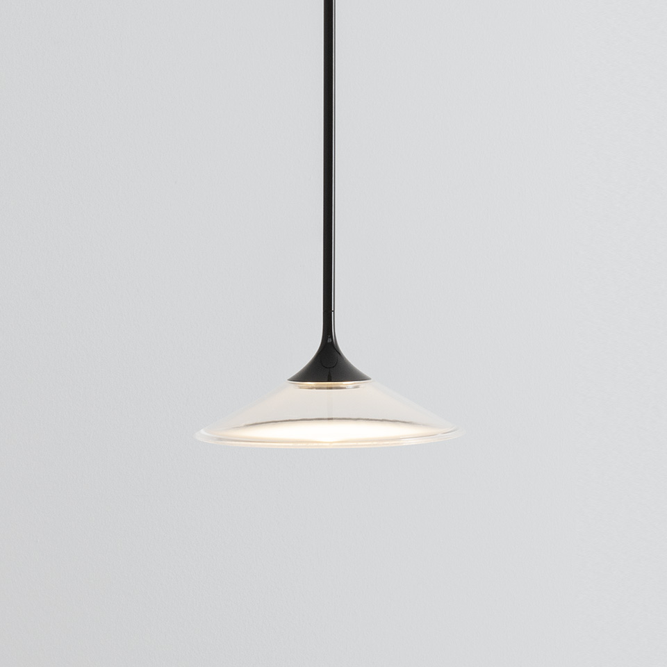 Lampada a sospensione Artemide Turn Around: sottile asta nera che sorregge un diffusore in vetro trasparente conico piatto con sorgente LED integrata