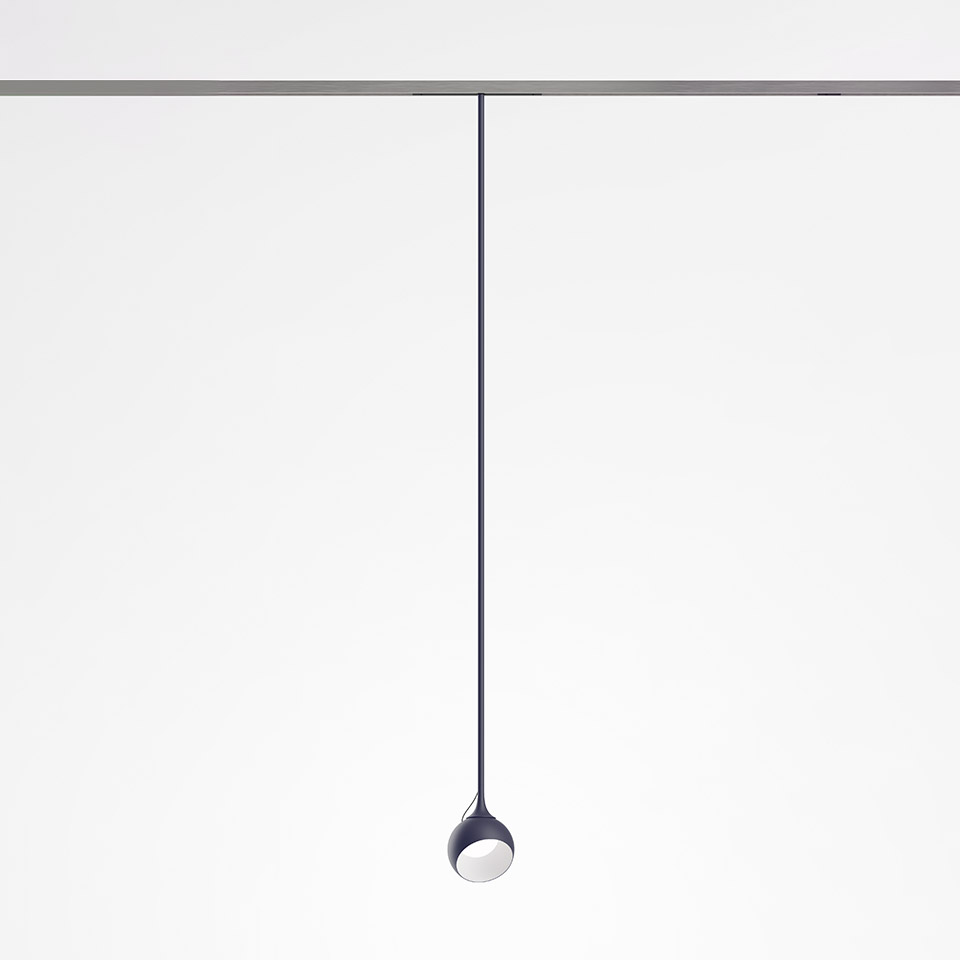 Artemide Turn Around System: lampada a sospensione a goccia blu scuro appesa a binario a soffitto tramite sottile cavo