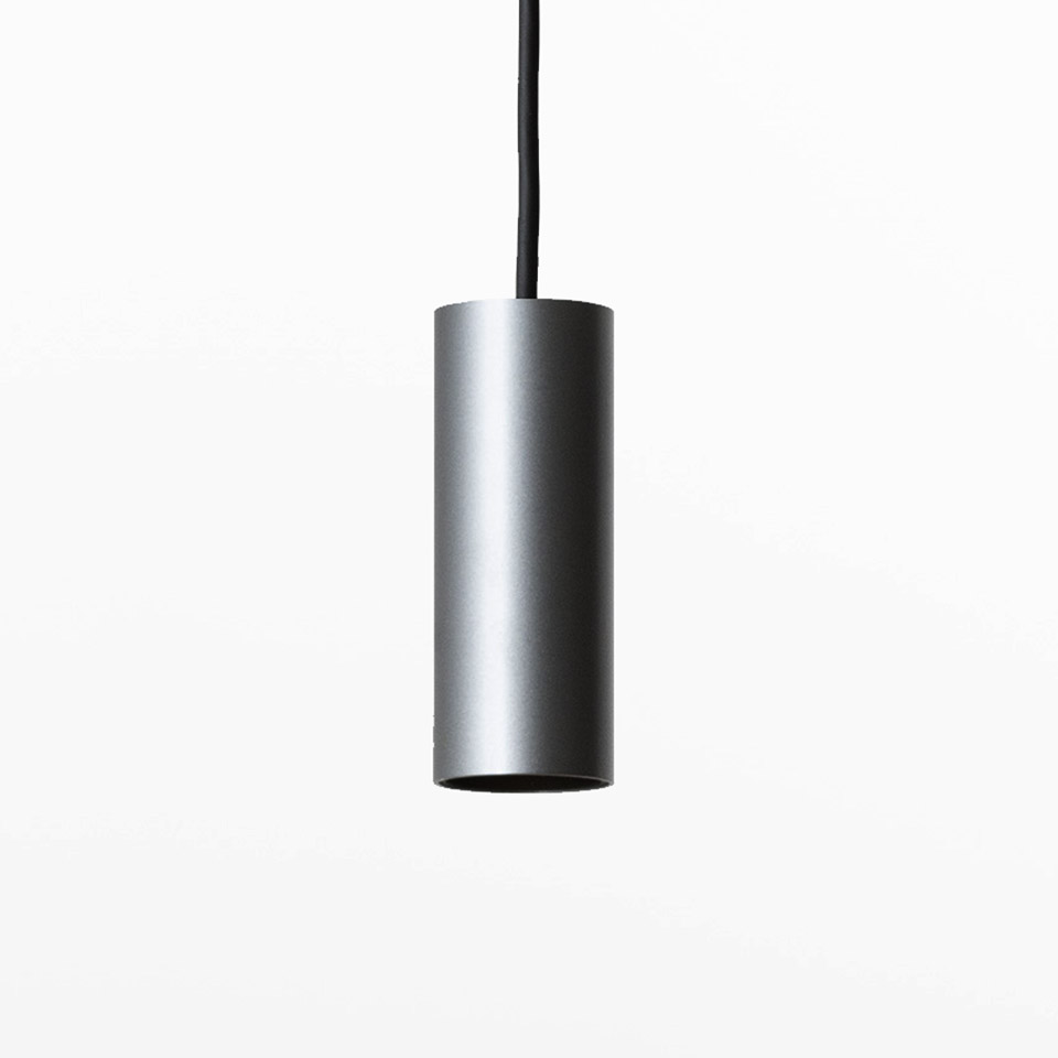 Artemide Turn Around System: lampada a sospensione cilindrica minimalista in finitura alluminio grigio, sospesa da un cavo nero